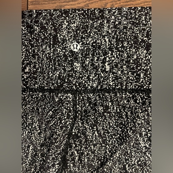 COPY - Lululemon EUC Wunder Under Pant (Hi-Rise)
Luon Suited Jacquard Black Whi… - Picture 6 of 8